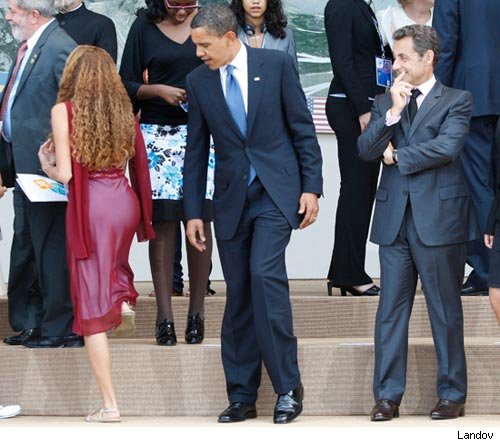 Obama Sarkozy mirando
